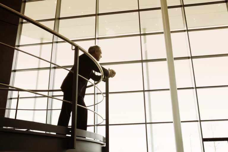 Normes, hauteur et réglementation pour les balustrades et garde-corps