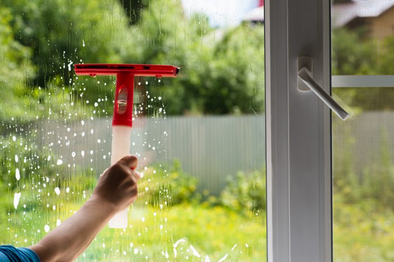 Comment entretenir ma porte-fenêtre en PVC ?