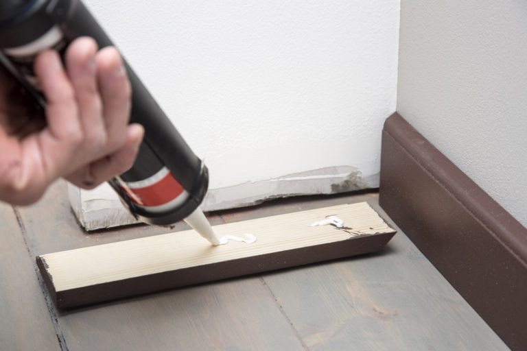 Pose de parquet : l'étape de l'installation des plinthes.