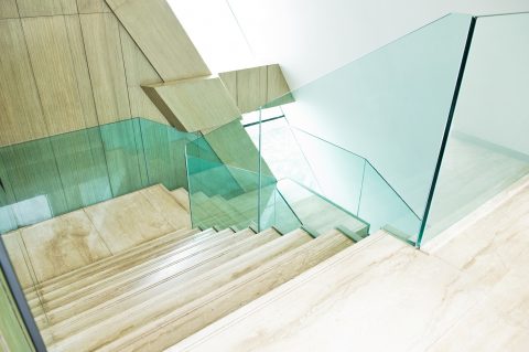 Rambarde moderne d'escalier en verre