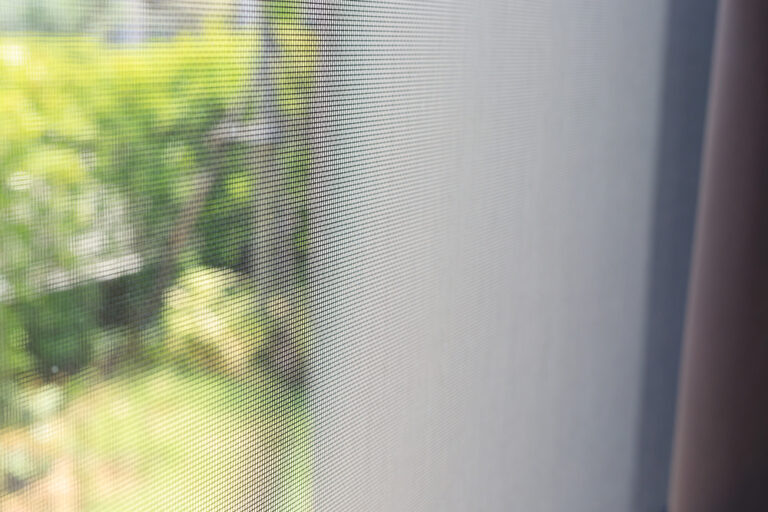 Tout savoir sur la moustiquaire enroulable pour fenêtre