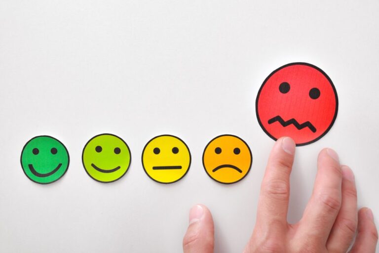 Faux avis négatifs de concurrents menuisiers : que faire pour se défendre ? Mode d’emploi